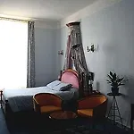 Logis Et Restaurant Du Dauphin 3*