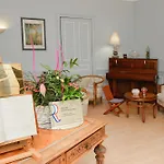 מלון Logis Et Restaurant Du Dauphin 3*