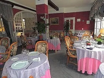 Logis Et Restaurant Du Dauphin 호텔