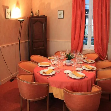 Logis Et Restaurant Du Dauphin 3*