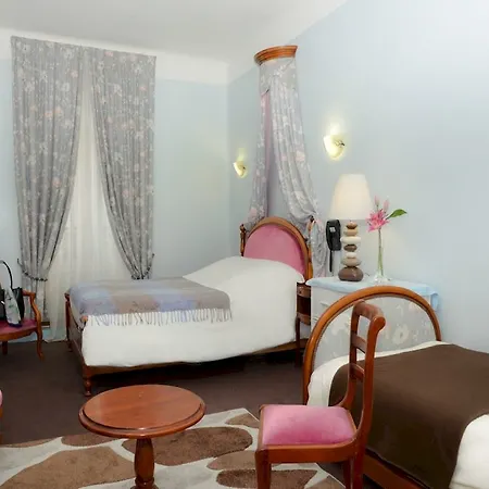 Logis Et Restaurant Du Dauphin 3*
