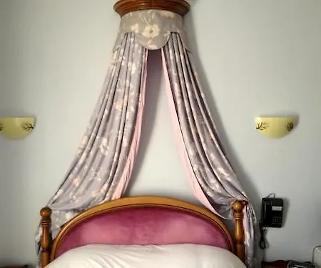 Logis Et Restaurant Du Dauphin Hotel 3*