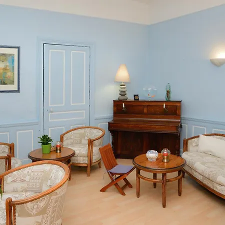 Logis Et Restaurant Du Dauphin 3*