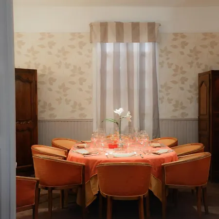 Logis Et Restaurant Du Dauphin 호텔 3*
