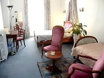 Logis Et Restaurant Du Dauphin 3* Sees