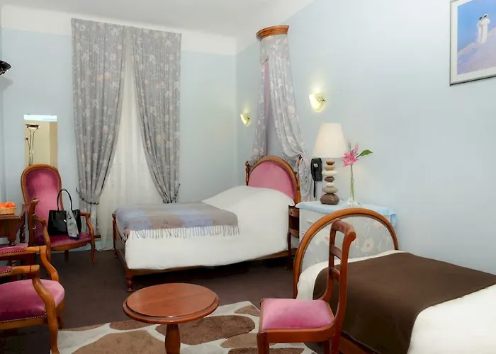 Logis Et Restaurant Du Dauphin 3*