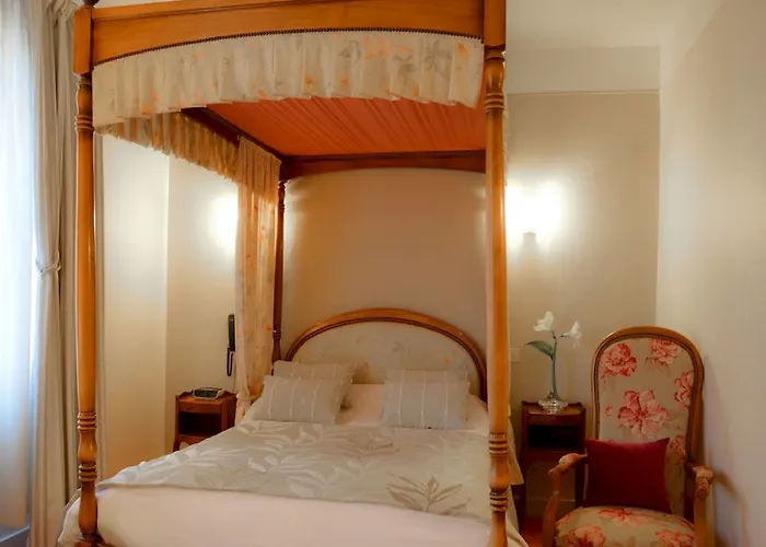 Logis Et Restaurant Du Dauphin Otel 3*