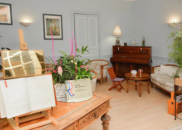 Otel Logis Et Restaurant Du Dauphin 3*